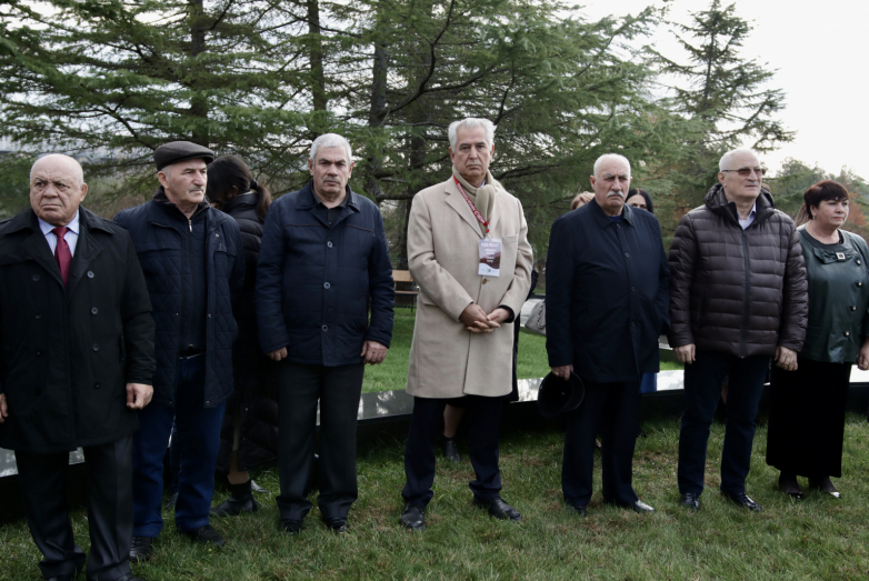 Musa Eqzek ve DAK VIII Kongresi delegeleri Vladislav Ardzınba'nın anıtına çiçek bıraktılar.