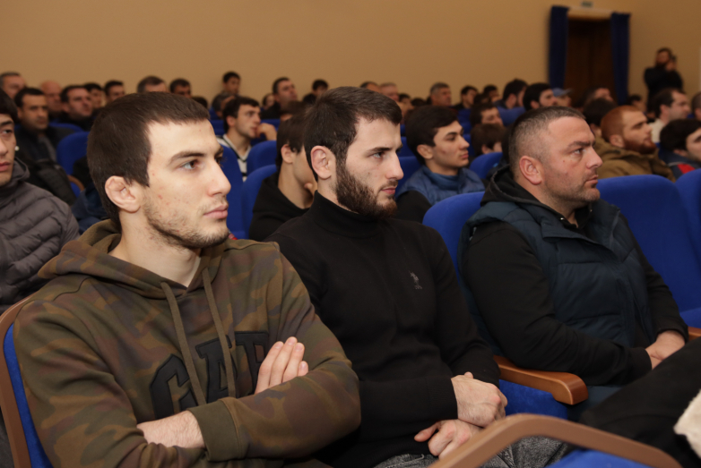 Serbest stil güreş kulübü “Abaza”nın 10. yıl dönümü Yeni Afon’da düzenlenen bir konferansta kutlandı