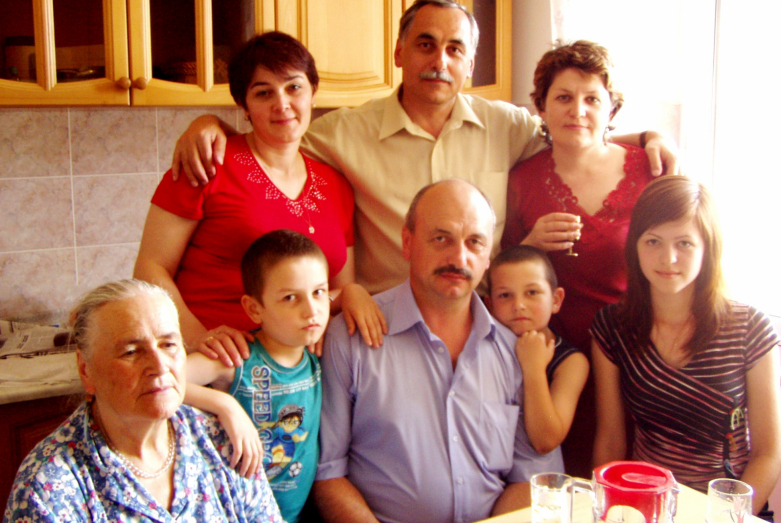 Pötr Çkala, karısı Larisa (solda duran) ve kız kardeşi Nataşa (sağda oturan) ile birlikte küçük kardeşi Georgiy'i ziyaret etti