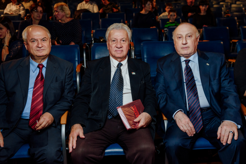 فيتالي لازاريا، وتشا اجينجال، وإيغور آخبا خلال لقاء جالية الأباظة في بطرسبورغ