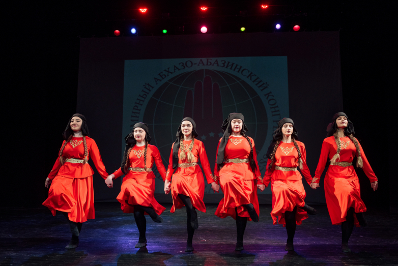 Adıge halk dansları grubu “Nart” , St.-Petersburg da gerçekleştirilen Abhaz-Abaza gecesinde