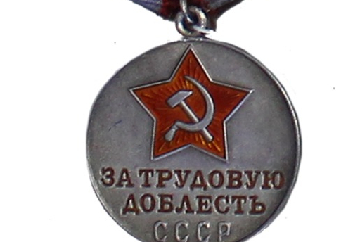 Zuli Erizheva’nın «Yığıt emek için» madalyası