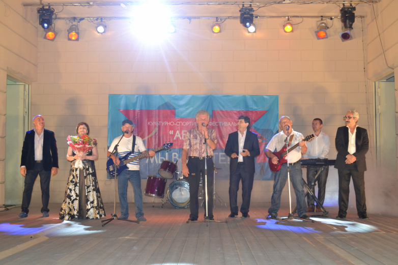 Grup «Apsnı-67» üyeleri ve “Abazinka» Kültür ve Spor Festivali «Abaza» sahnesinde. Çerkessk, Karaçay Çerkesya, 2015 yılı