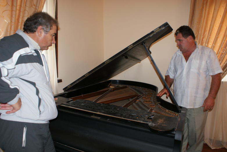 Zaur Zukhba presents his rare grand piano to Chikatuev. Sukhum, 2009