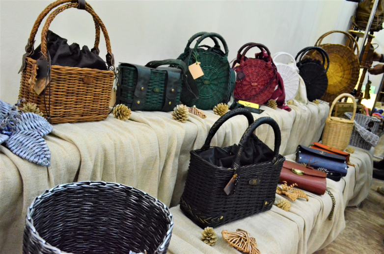 حقائب من الكرم الروقية من صناعة إنا ساكانيا خلال معرض الحرف اليدوية الشعبية في أبخازيا