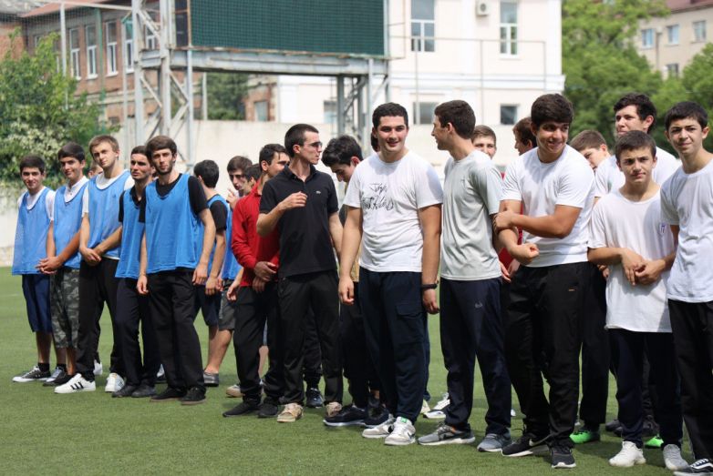 Turnuvanın ilk günü Abhazya milli oyunu “Aimtsakyaçara” oynandı.